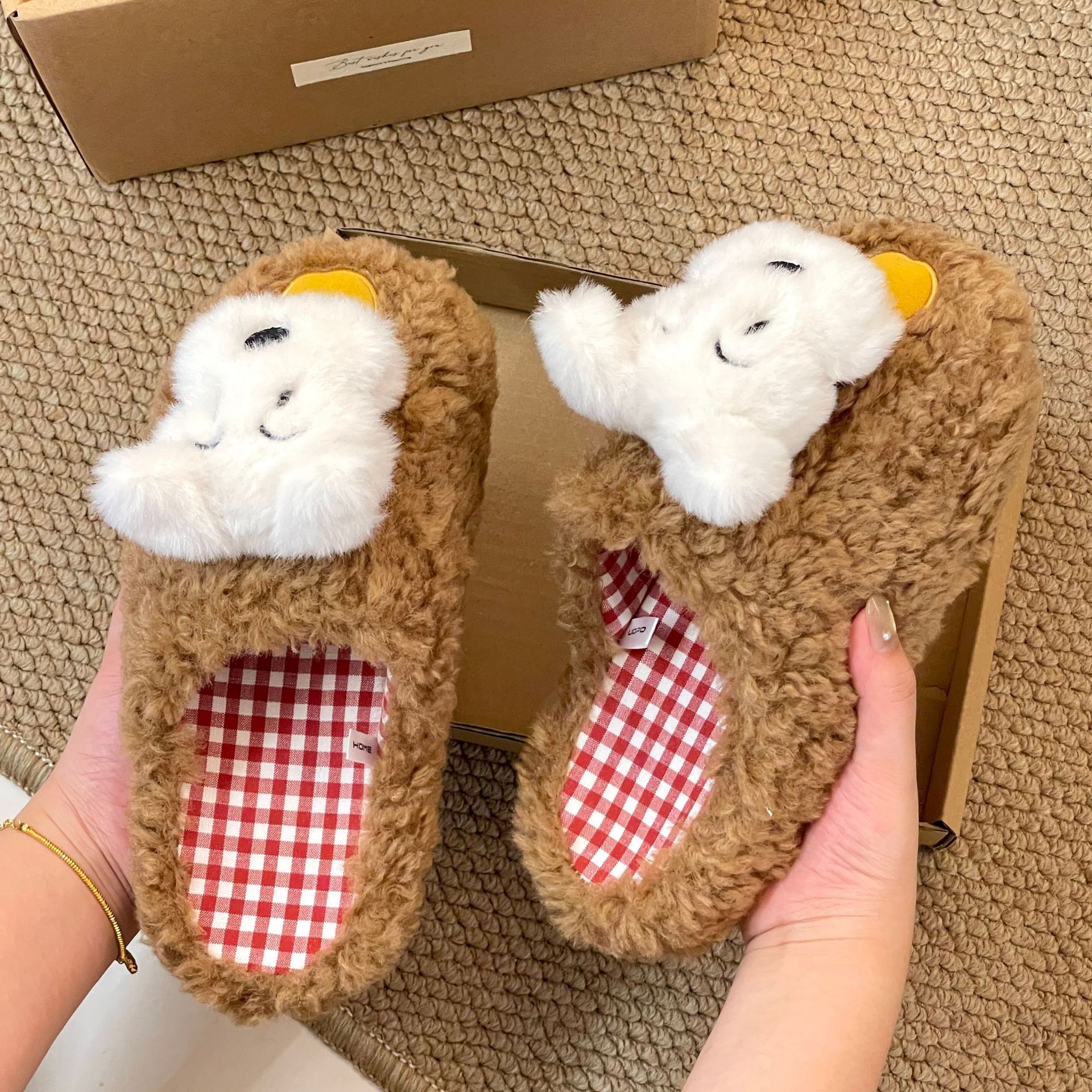 2025 otoño y invierno de las tierras altas occidentales con una base gruesa de vello antideslizante zapatillas de lana multifacéticas de alto valor de cara lindas zapatillas de algodón de dibujos animados para mujeres