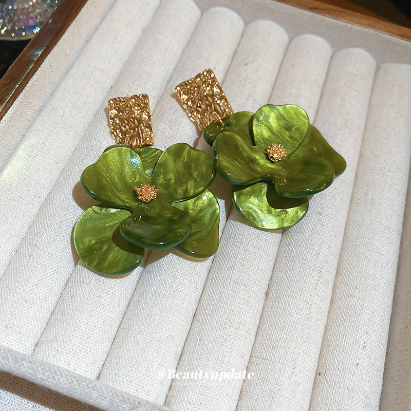 Pendientes de flores acrílicas con pliegues geométricos de aguja de plata Pendientes de temperamento fresco y de moda Pendientes de todo fósforo de nicho al por mayor