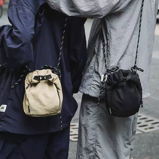 手机斜挎包男女款中性风户外运动小挎包束口水桶包潮牌迷你单肩包