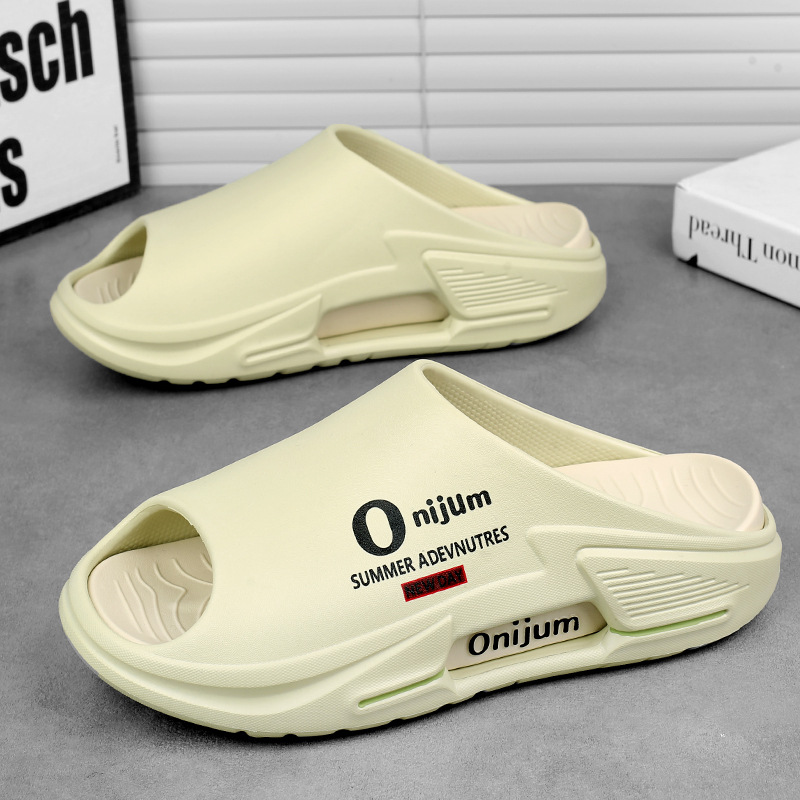 Zapatillas de pareja de verano 2025, talla grande, tendencia coreana, chanclas exteriores, moda casual, zapatillas de interior con sentido de mierda