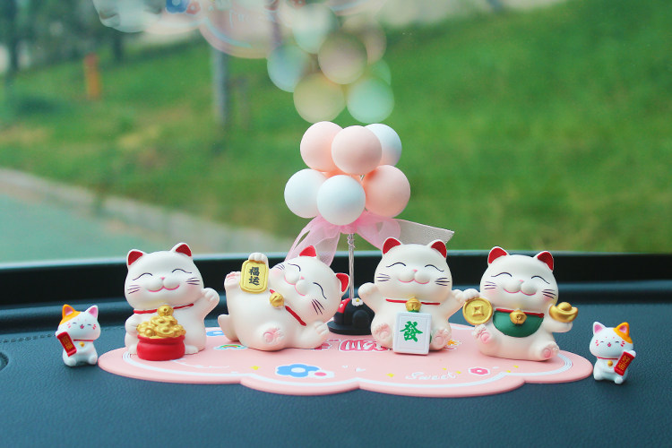 2026 New Car Ornament: Cute Fortune Cat Decoration for Car, Creative Center Console Car Interior Accessory, Internet Sensation