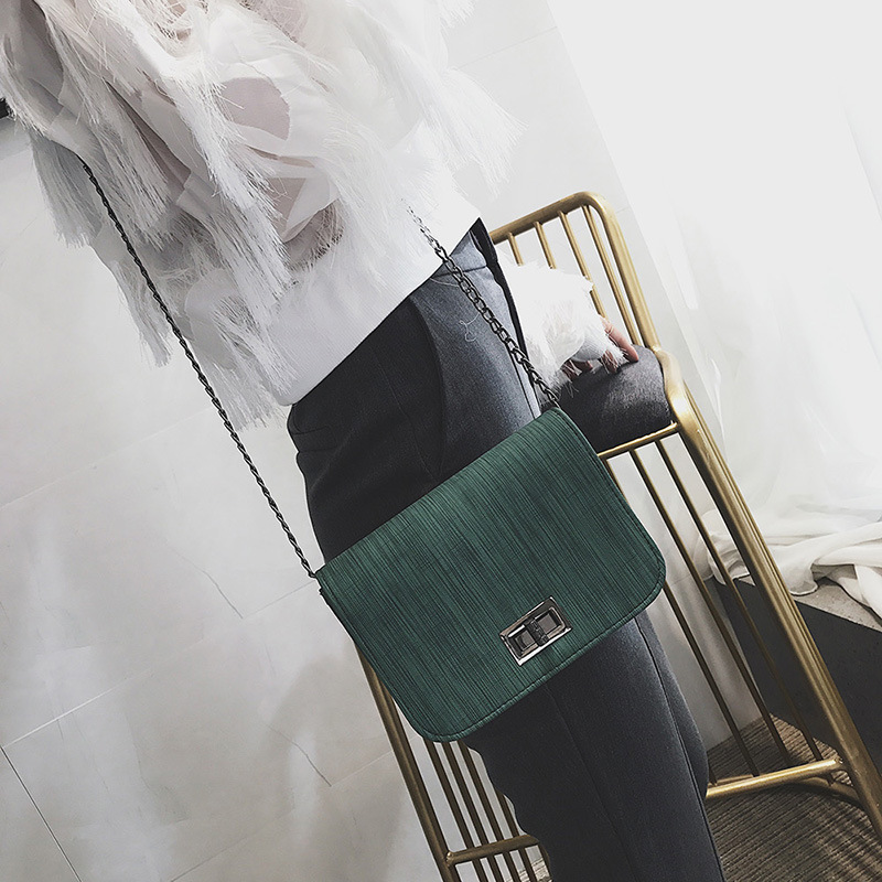 Small Square Shoulder Bag For Women With Chain And Turn Lock_voghion.com