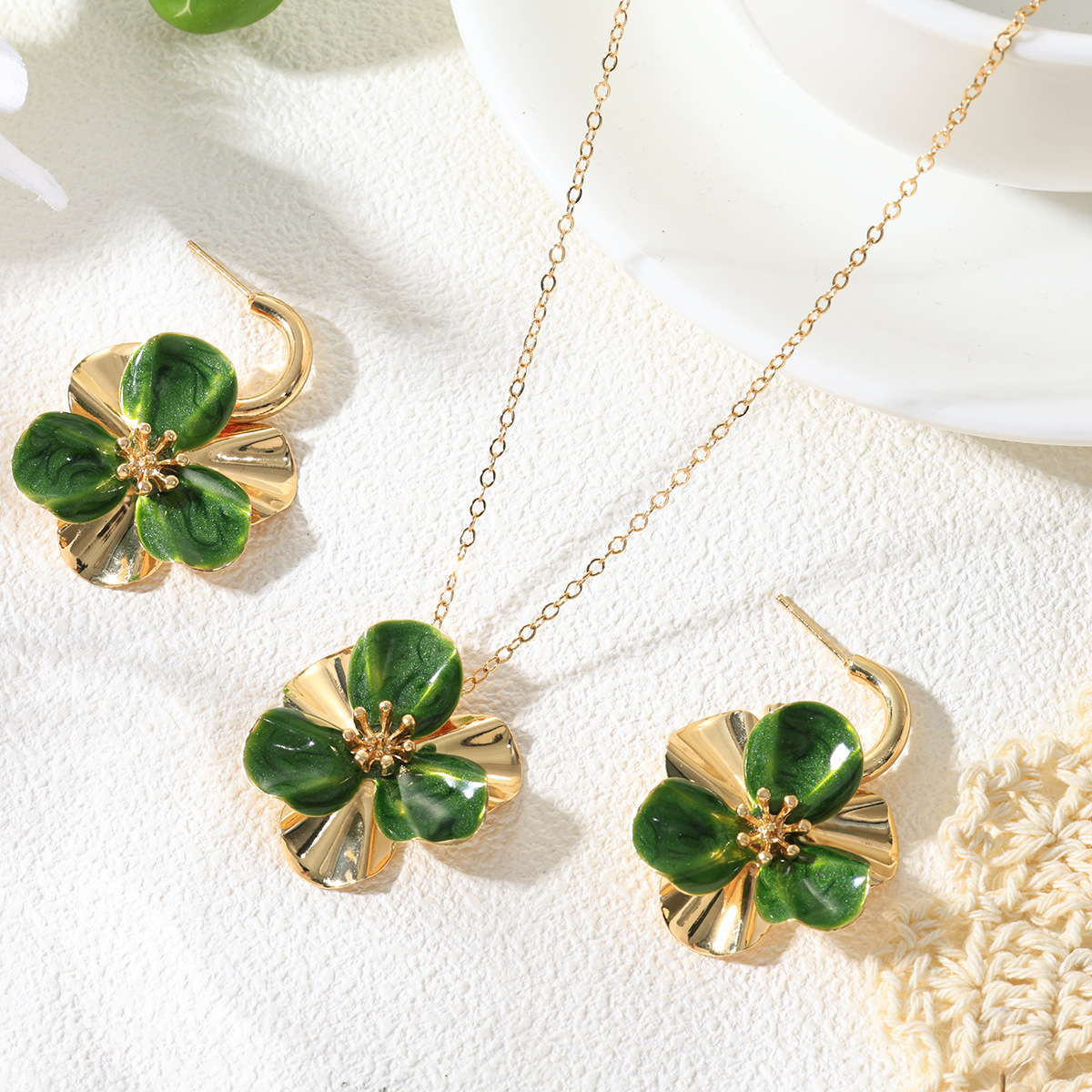 Collar de flores de aceite de goteo de color de temperamento natural europeo y americano Moda dulce viento de metal aretes de flores traje de joyería mujer