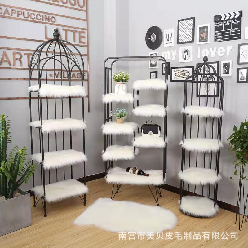 長いぬいぐるみのショーウインドーの展示台のじゅうたんの服装の店の流水台のマットの棚の台のマットの靴の店の装飾|undefined