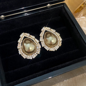 Pendientes de amor de perlas de lujo ligero con aguja de plata Pendientes de sentido de alta gama de temperamento de nicho Pendientes de estilo de palacio de todo fósforo de moda al por mayor