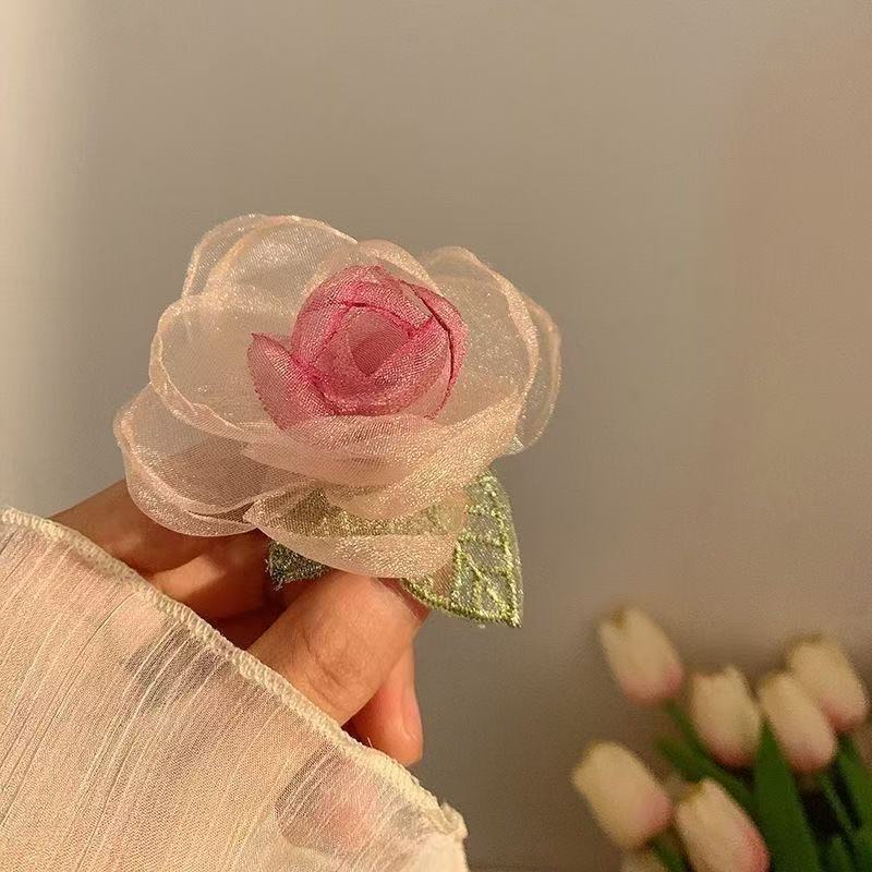 건조한 핑크 장미 머리핀