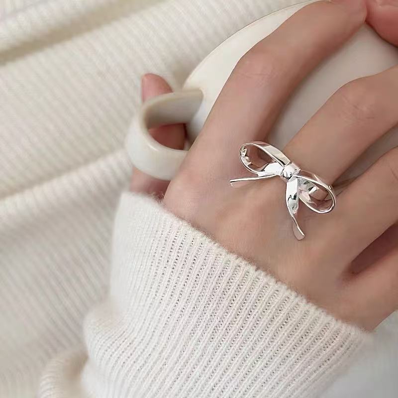 韓国版の不規則な925スターリングシルバーの女性用多用途リング、ニッチなインスタイルのデザイン、色あせしない組み合わせリング