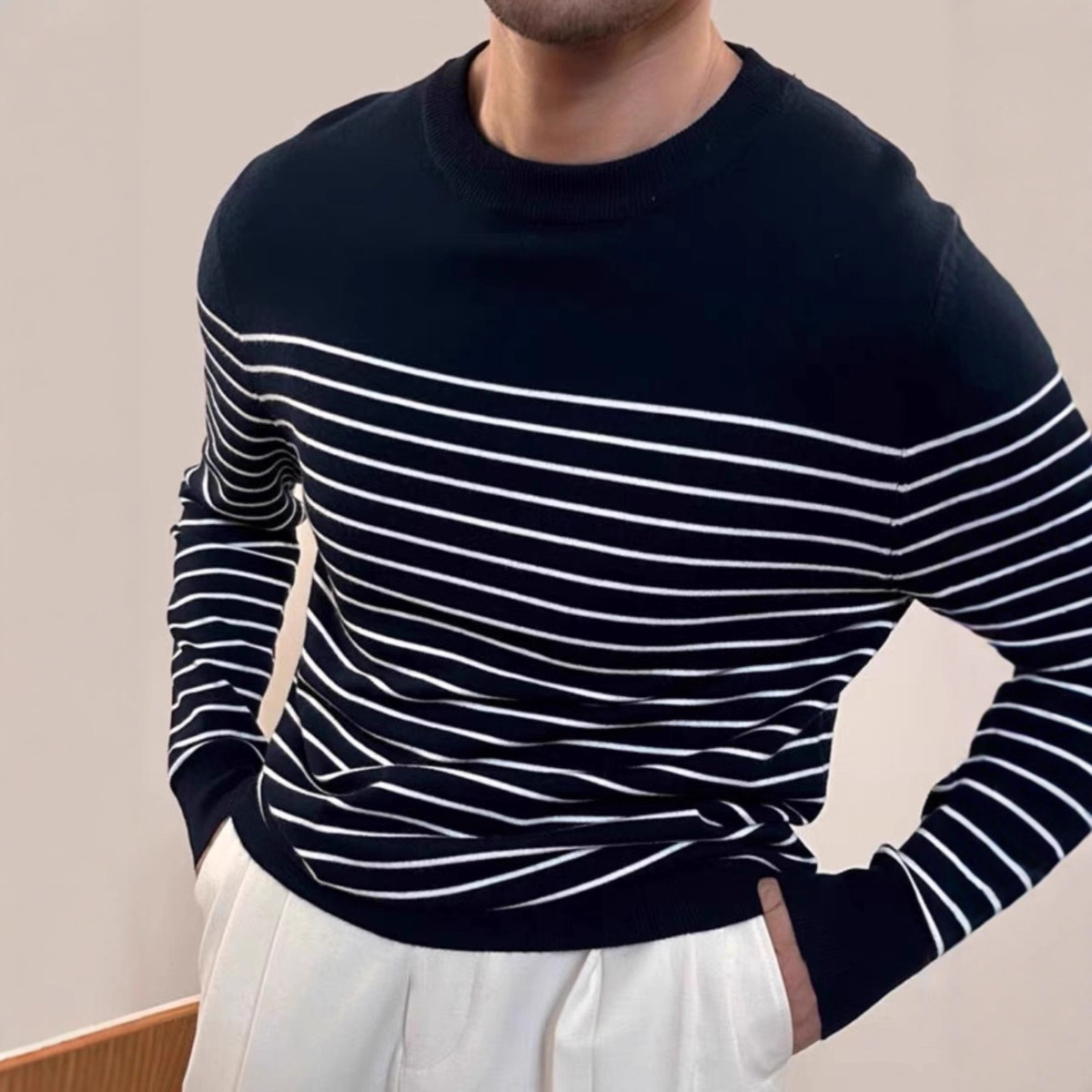 Otoño y invierno nuevo estilo de hombre cuello redondo clásico camisa de punto a rayas blusa de punto casual suelta con mangas medias cubierta corta