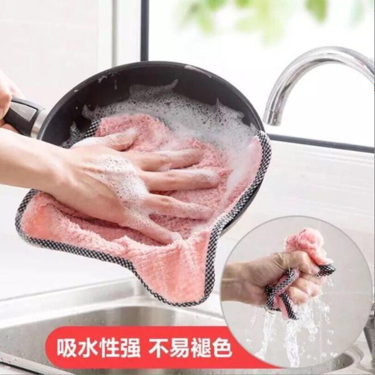 縁を包むパイナップルの雑巾は、油をつけずにテーブルを拭くことができる。|undefined