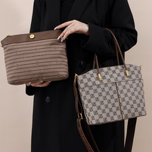 2025新款格纹都市时尚潮女大容量斜挎包高级感款式PU材质水桶包包