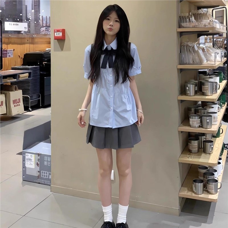 정장 블루 셔츠 + 네이비 블루 크로스 + 그레이 스커트