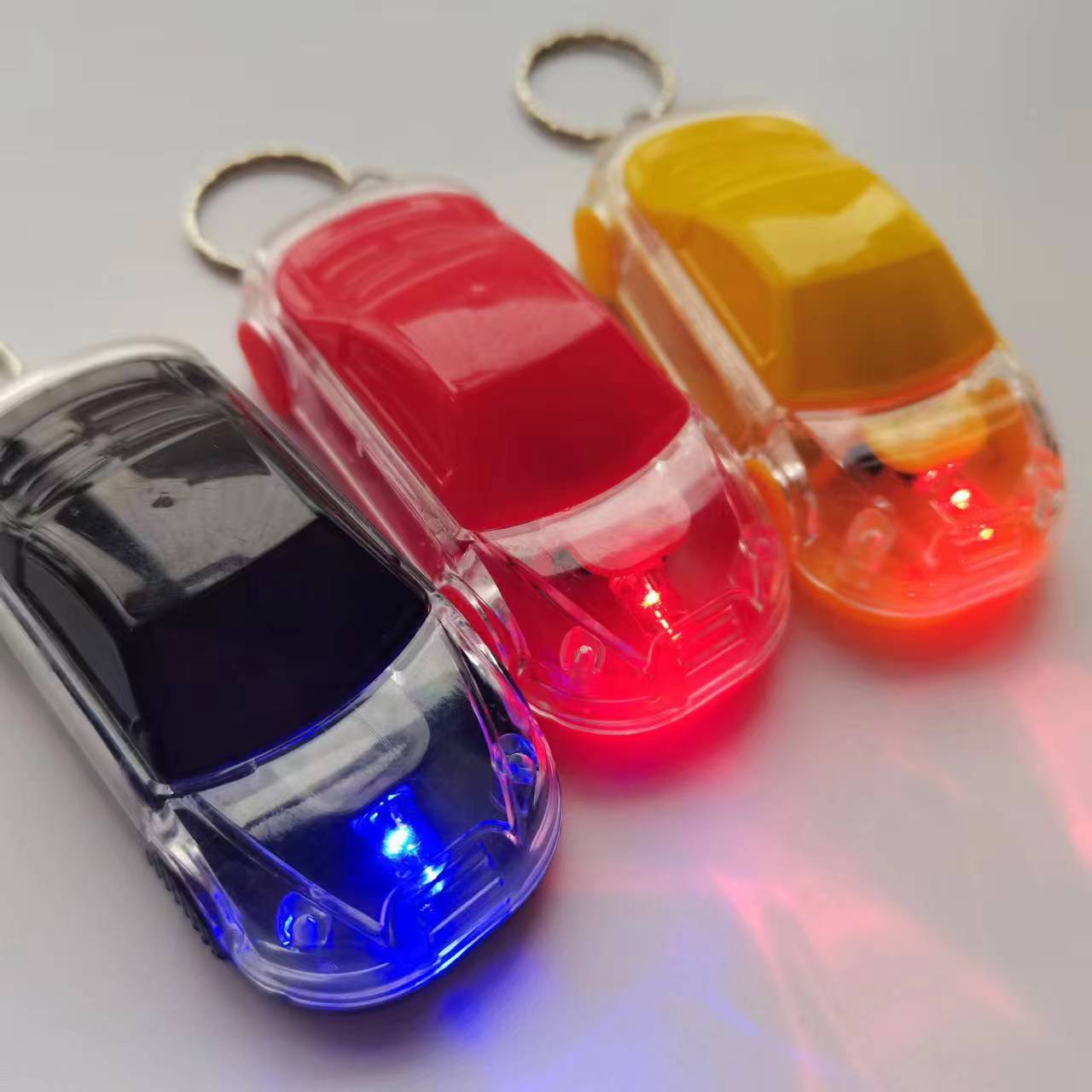 Nuevo coche multi-función llavero LED luminoso abrebotellas nuevo exótico creativo práctico Departamento tienda imprimible LOGO