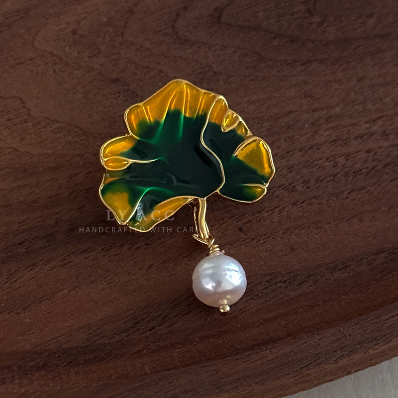 Nuevo broche de flor de perla barroca natural retro, broche antiexposición de nicho de alta gama, ramillete de platycodon