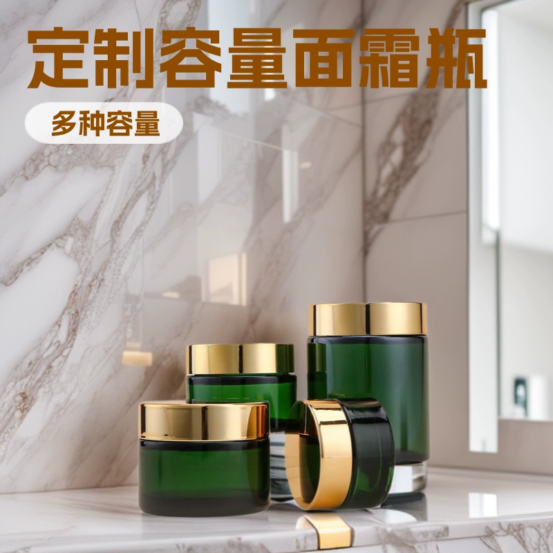 Стеклянная бутылочка для крема, зеленого цвета, с толстым дном, золотой крышкой, объемом 20 мл, изготовленная методом выдувного формования.