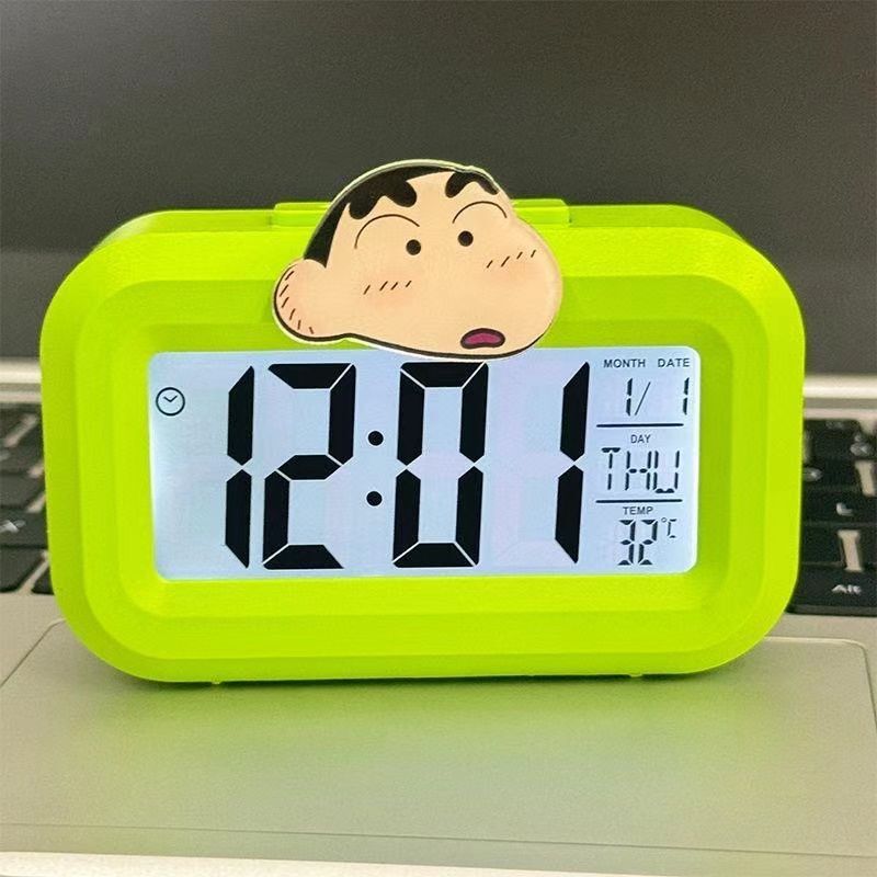 新型クレヨンしんちゃん目覚まし時計は夜光のベッドの頭の時計を持っています。|undefined