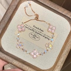 「綺夢甘桜」中古ピンクの貝母四葉草のブレスレットにジルコンの透かし彫りの高級感があります。