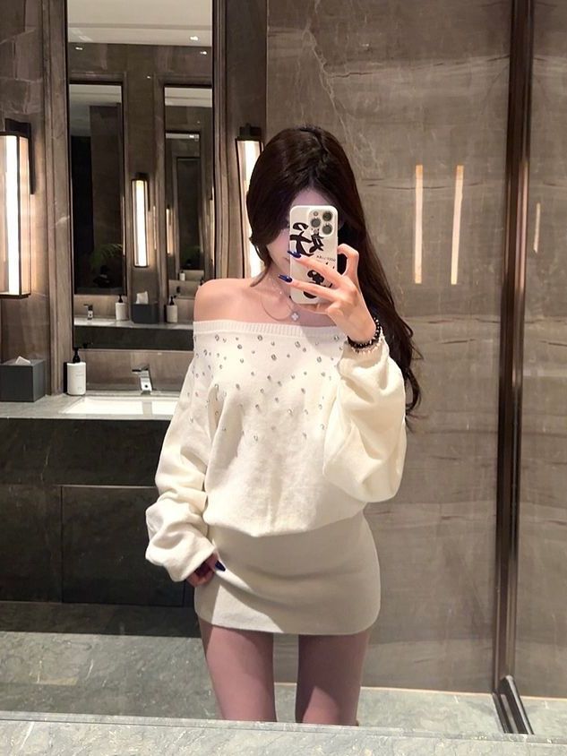 法式斜肩带钻蝙蝠袖针织连衣裙秋冬新款松弛感收腰套头包臀短裙女