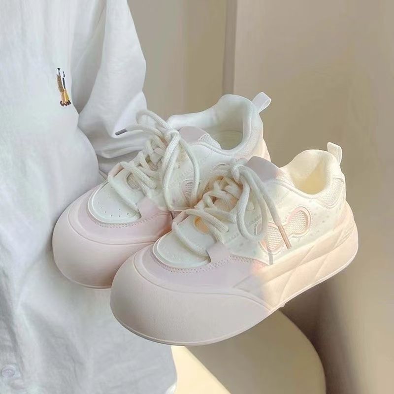 Zapatos blancos de altura de suela gruesa para mujer 2025 nueva leche de verano fufu zapatos deportivos casuales de todo fósforo zapatos de pan de cabeza grande