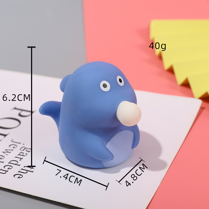 Juguete antiestrés de dibujos animados de niña apretando burbujas, juguete antiestrés de pequeño animal, gadget antiestrés de monstruo verde de Halloween.