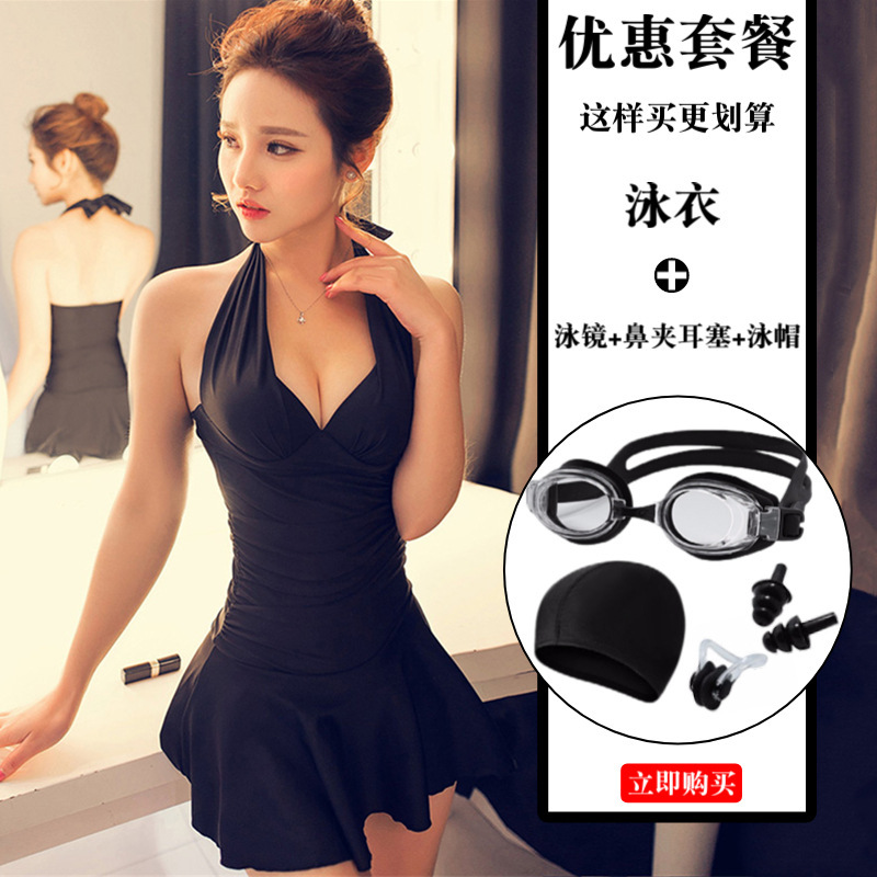 水着の女性の新型のワンピースのスカート式は腹を遮って痩せています。|undefined
