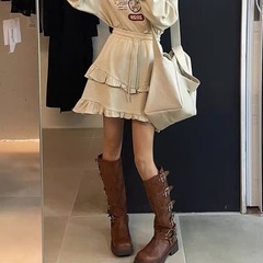 茶色の西部のカウボーイブーツの女性は膝を越えないブーツの金属ベルトのバックルの太さと厚い底の高い筒の騎士のブーツの単靴