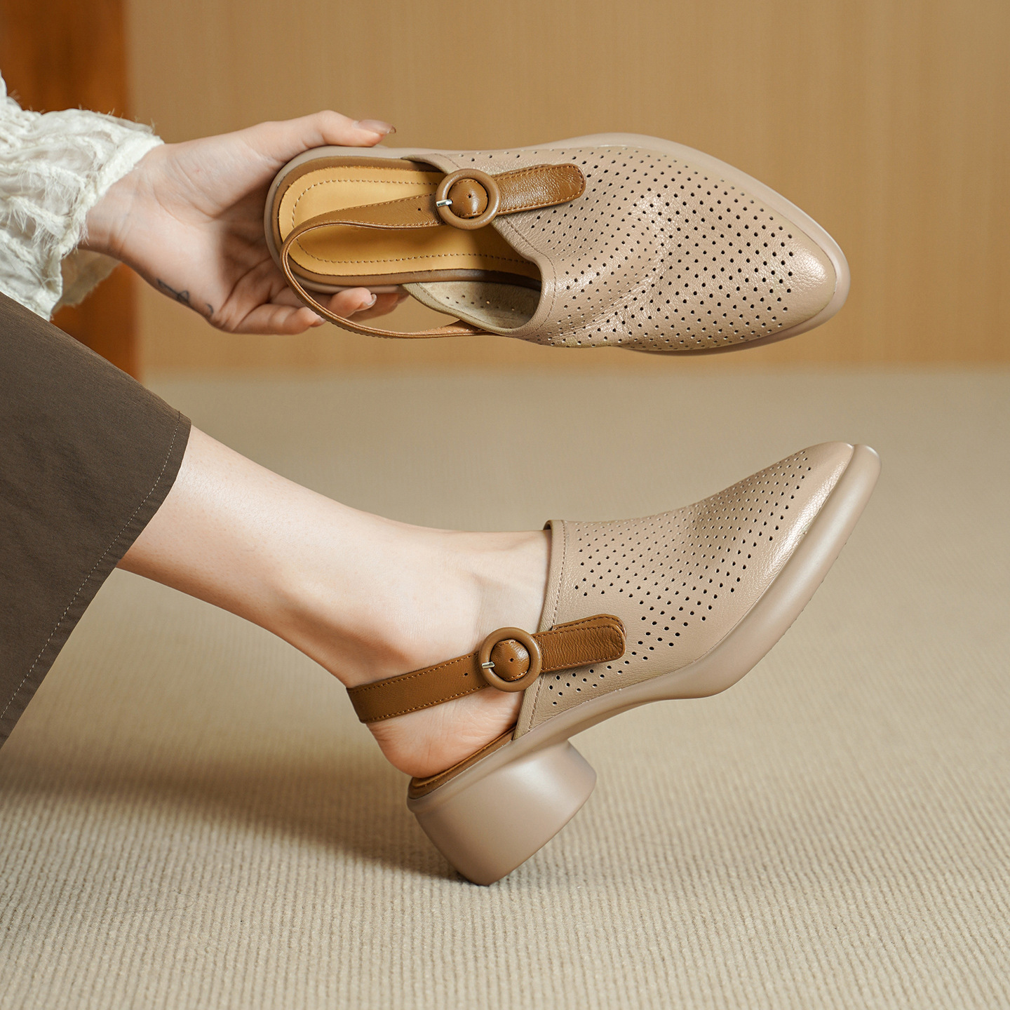 Sandal da dê nữ quai ngang mũi tròn gót vuông cao 7 cm — màu trắng ngà
