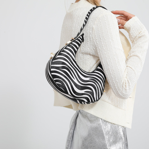 Crescent bag personalized trendy shoulder crossbody bag 2024 new fashion and beautiful bag women's casual temperament armpit bag