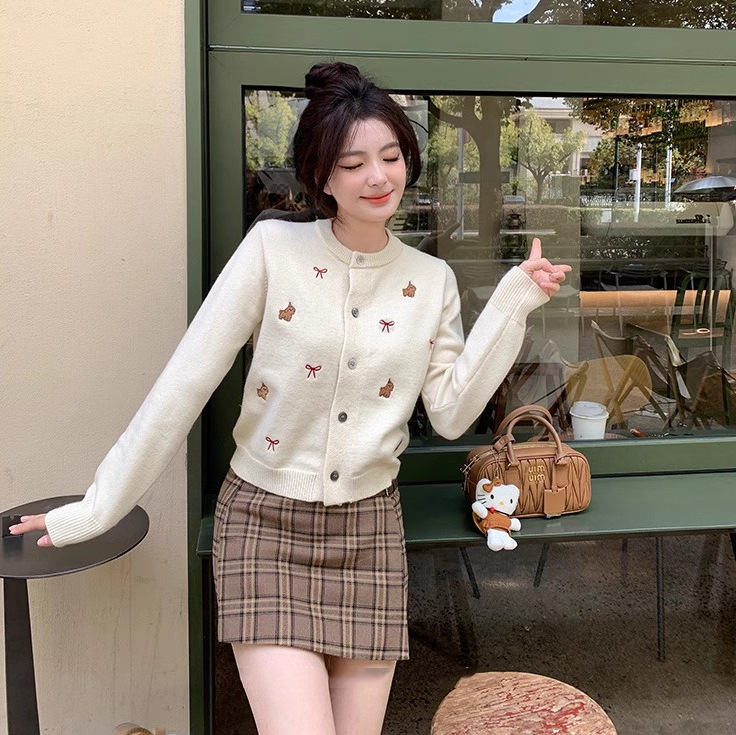 别致软糯杏色毛衣外套女秋冬2024新款外穿短款甜美刺绣针织衫上衣