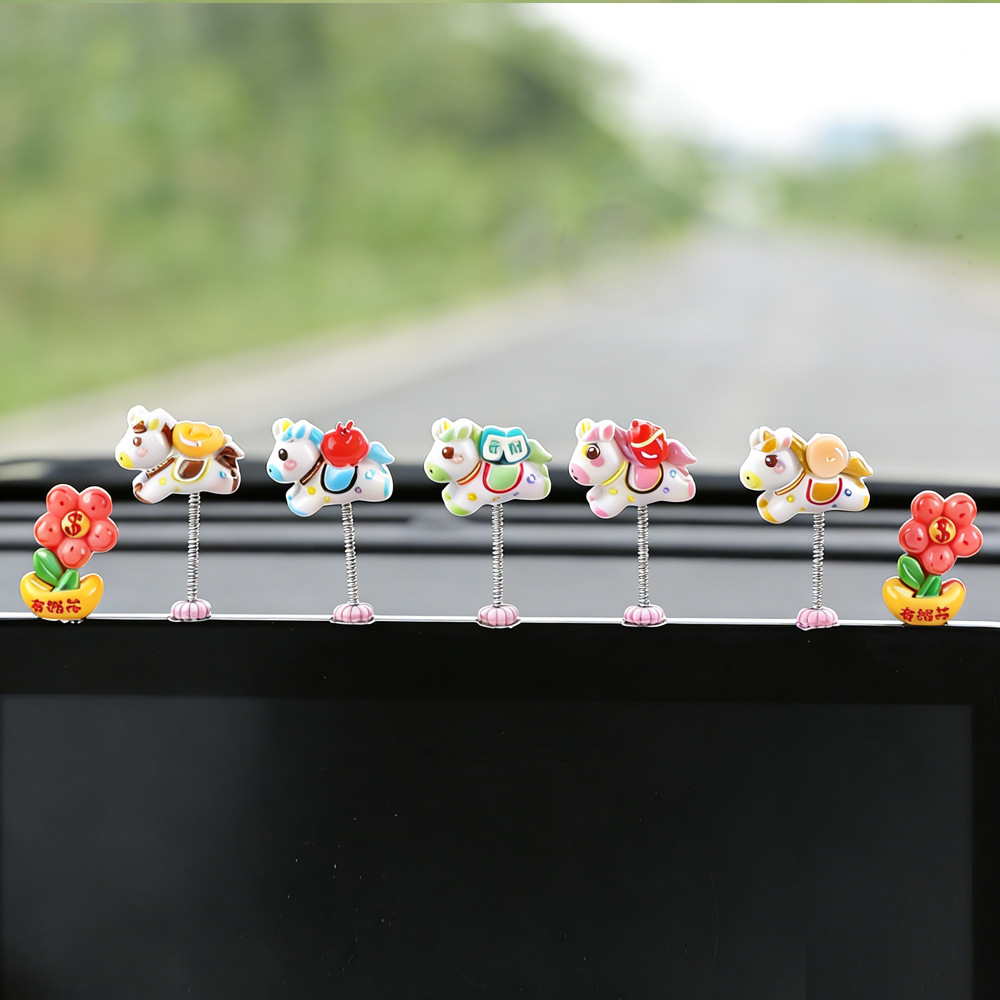 2026 nuevo automóvil caballo zodíaco mini adornos ricos ricos ponies decoración de consola central