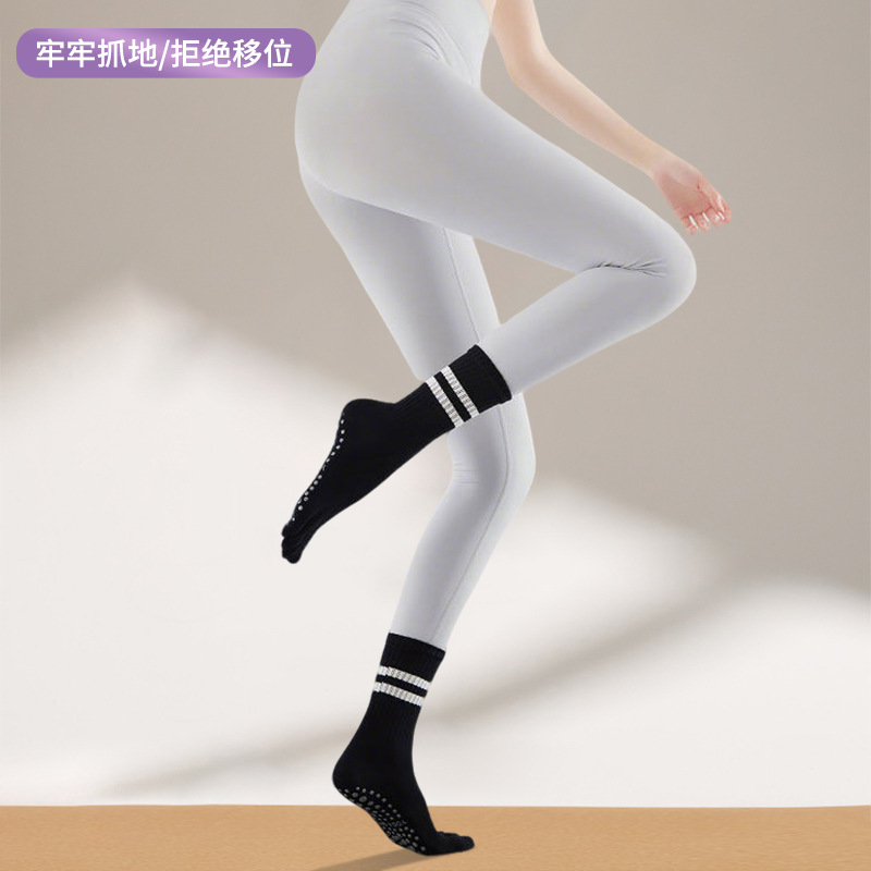 Calcetines largos de yoga a rayas para primavera, calcetines de cinco dedos al por mayor, calcetines de Pilates profesionales antideslizantes para mujer, calcetines deportivos con dedos separados.