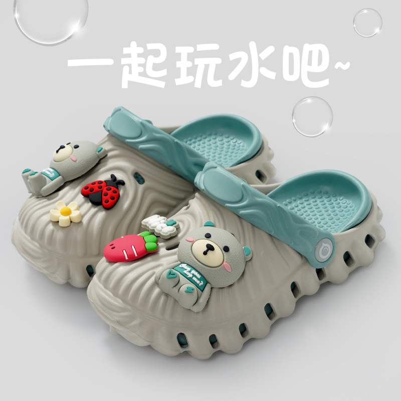 Nuevos zapatos de agujero de fondo suave de Baotou de dibujos animados lindo para hombres y mujeres, niños de mediana edad eva, ropa exterior ligera, sandalias y zapatillas de todo fósforo al por mayor