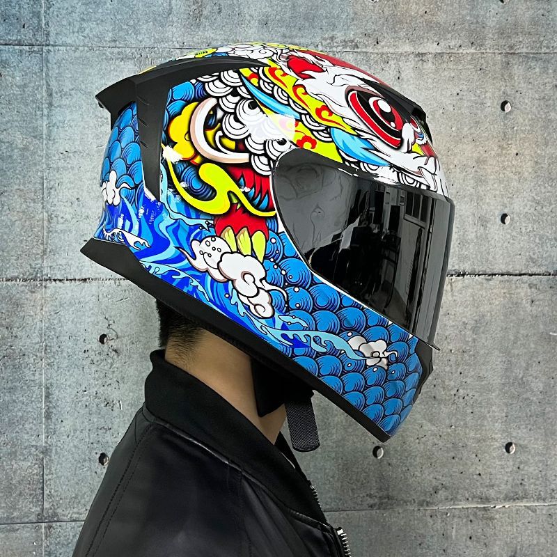 Casco de coche eléctrico LVS para hombres y mujeres de verano casco completo casco colorido personalidad fresco casco de carreras verano