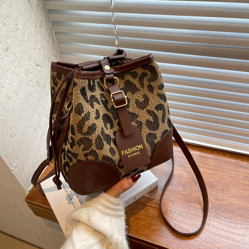 This year's popular small bag women's ins simple 2021 new fashion leopard cross body bag autumn and winter texture bucket bag This year's popular small bag women's ins simple 2021 new fashion leopard cross body bag autumn and winter texture bucket bag