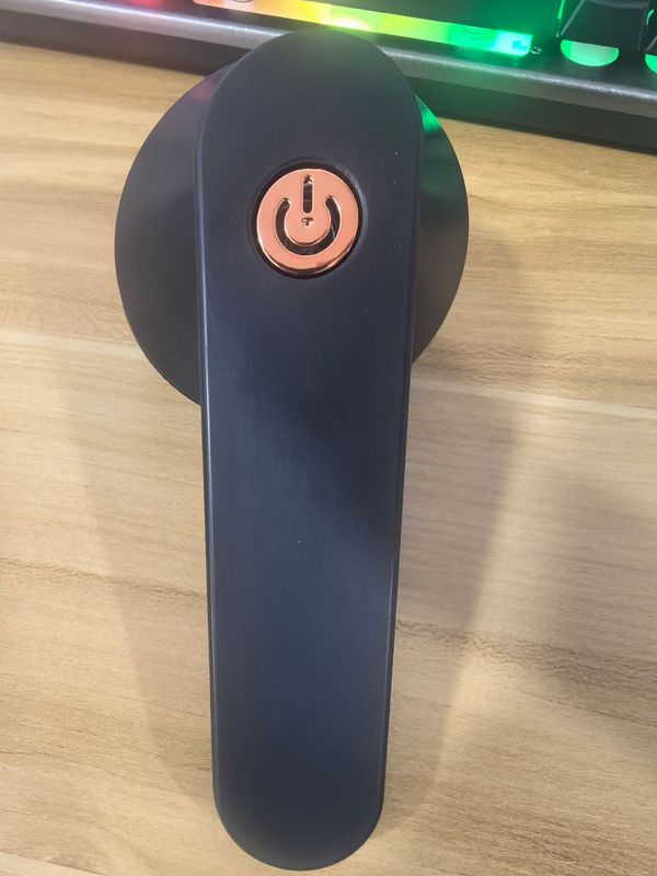 毛玉の剪定器は家庭用の衣類を持っています。|undefined