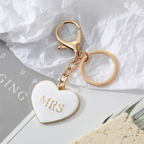 Korean simple personality alloy black and white peach heart keychain dripping oil letters MrMrs love bag pendant cross-border