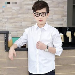 子供服の男の子の白い長袖のシャツの中で大きい子供の春夏のタイプの学生はシャツの子供の制服の15歳の半袖を演じます。