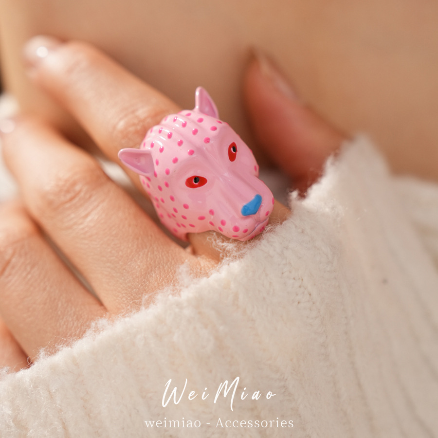 Anillo de cabeza de leopardo rosa, pendientes ligeros de lujo de alto nivel, pernos de nicho de personalidad temperamento conjunto de joyas mujeres al por mayor
