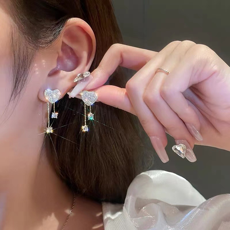 Orecchini pendenti a cuore con nappine e diamanti in argento_voghion.com