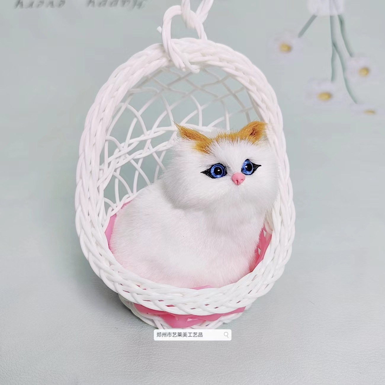 핑크색 교수형 바구니 고양이는 울 수 있습니다