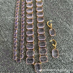 紫の水晶のネックレスの女性は高級感があります。