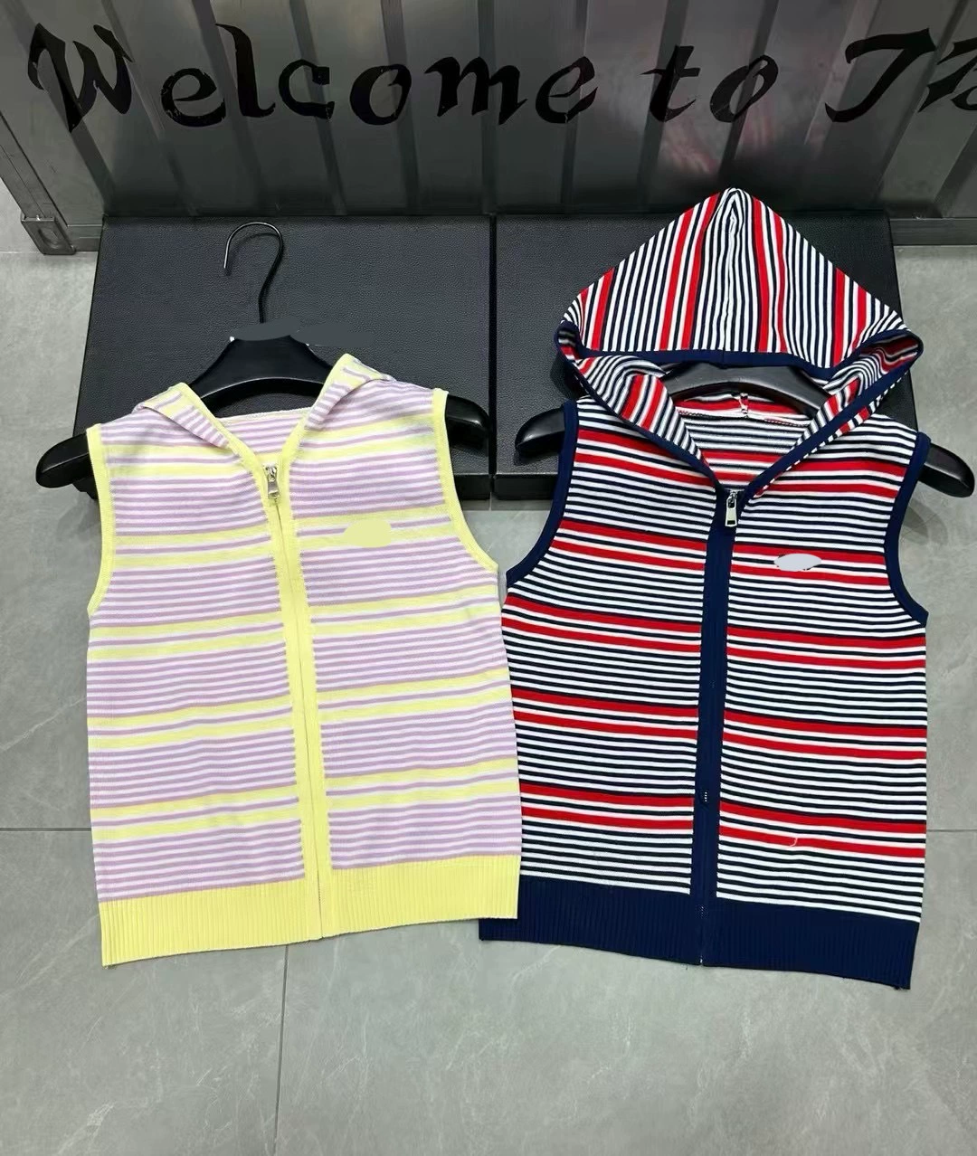 Лето 2025, новый корейский модный модный жилет без рукавов с круглым вырезом, женский тонкий универсальный топ, модный полосатый жилет
