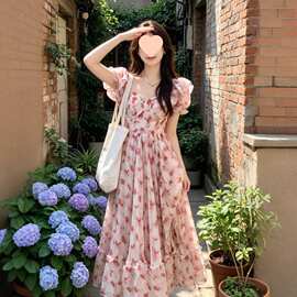 法式甜美碎花露肩方领连衣裙女夏季2026新款温柔气质中长款裙拼色
