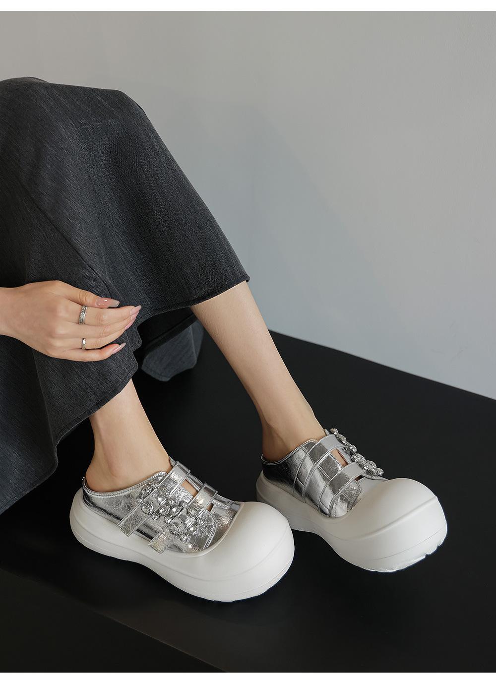 Sandal nữ đế xuồng cao 5 cm mũi vuông đính đá pha lê — màu đen, bạc chi tiết 15
