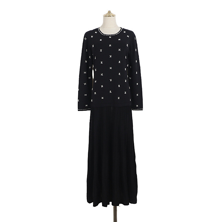 2026 early autumn new collection: solid-color knitted dress for women, featuring a round neckline, beaded embellishments, pleated design, long sleeves, and a long, flowing silhouette. Available for wholesale 2026 early autumn new collection: solid-color knitted dress for women, featuring a round neckline, beaded embellishments, pleated design, long sleeves, and a long, flowing silhouette. Available for wholesale