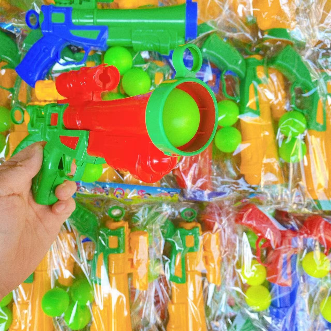 Juguetes de comercio exterior para niños pistola de color disparar pistola de lanzamiento de bolas colocadas en el suelo férula de plástico 2 yuanes al por mayor
