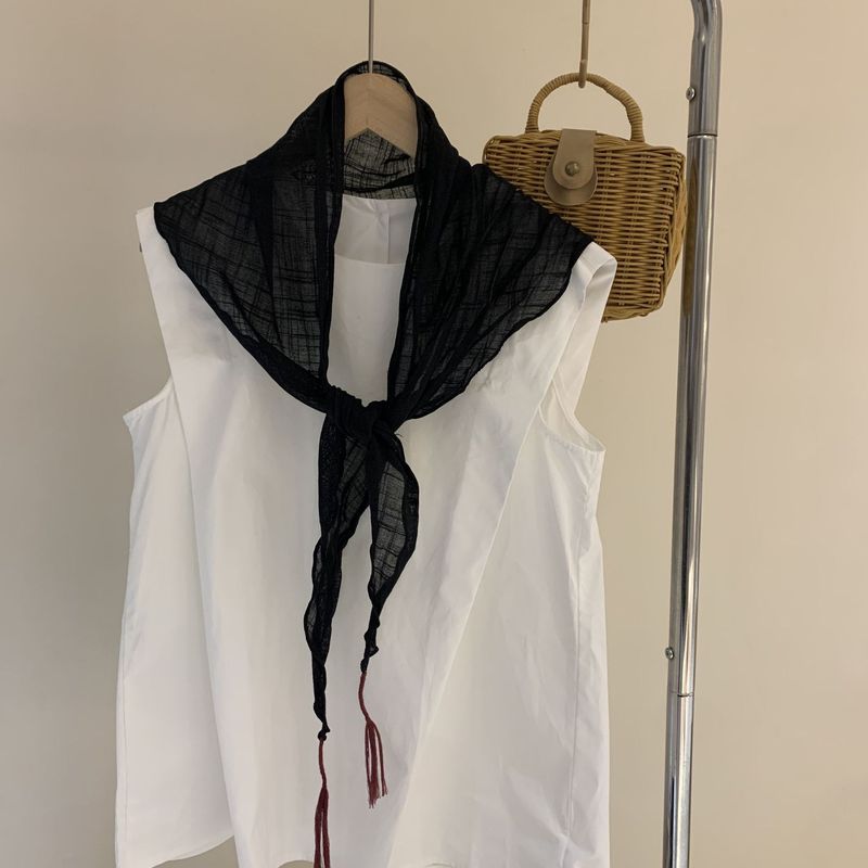 日本系綿麻三角スカーフの女性の単色の掛けは春と秋の薄いタイプのしわのシルクタオルに合わせてファッション的なマフラーを巻いています。|undefined