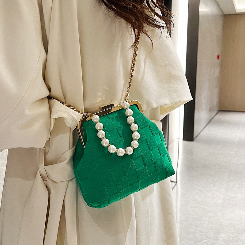 Kleine frische Tasche Damentasche 2023 Winter neue trendige Modekette Umhängetasche Internet-Berühmtheit Perlen-Handclip-Tasche_voghion.com