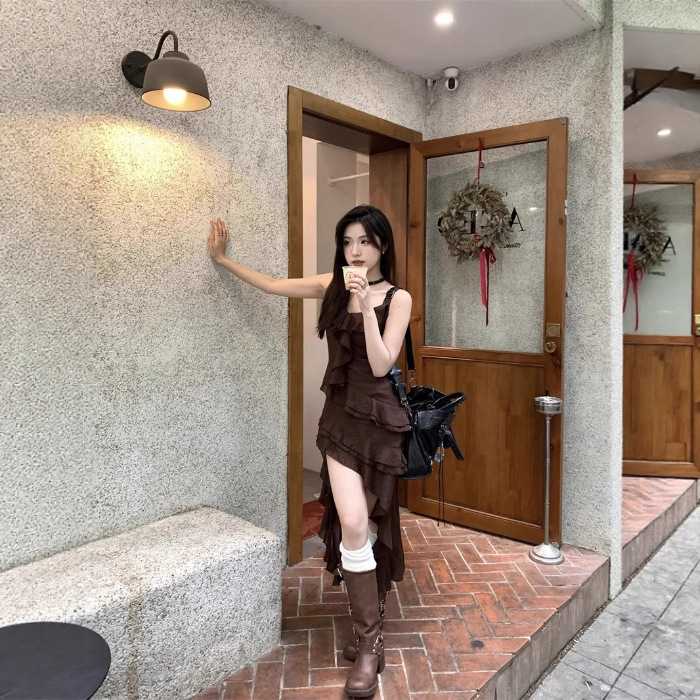 フランス式の美しいハスの葉の縁のサスペンダーのワンピースの女性の夏の気質の不規則な海辺の休暇は腰のa字のスカートを収めます。|undefined