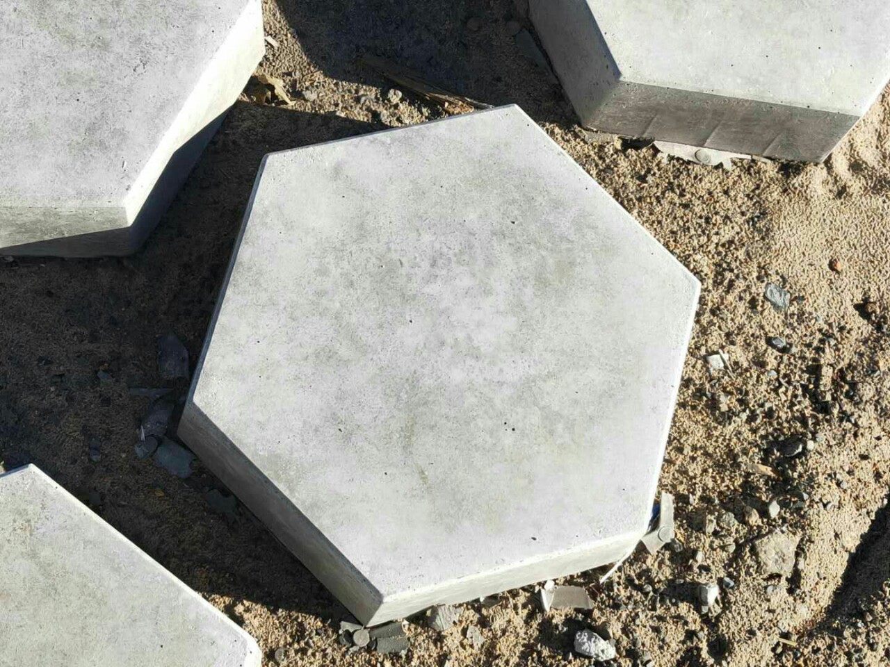 实心六角砖形广场地砖 水利河道公路护坡砖 六角护坡砖河道砖定制