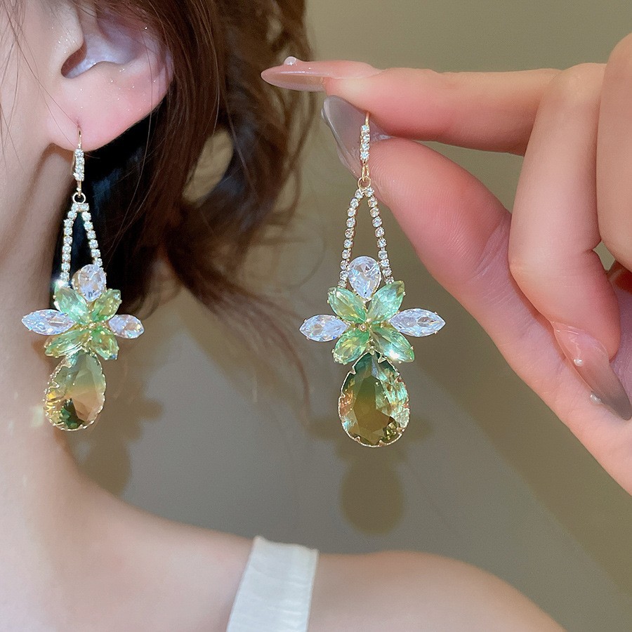 Aguja de plata con diamantes de cristal pendientes de bordilla estilo nacional pendientes de temperamento pequeño ligero lujo de alta calidad industria pesada exageración pendientes
